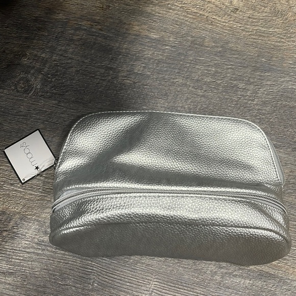 Macys cosmetics bag - Picture 1 of 7